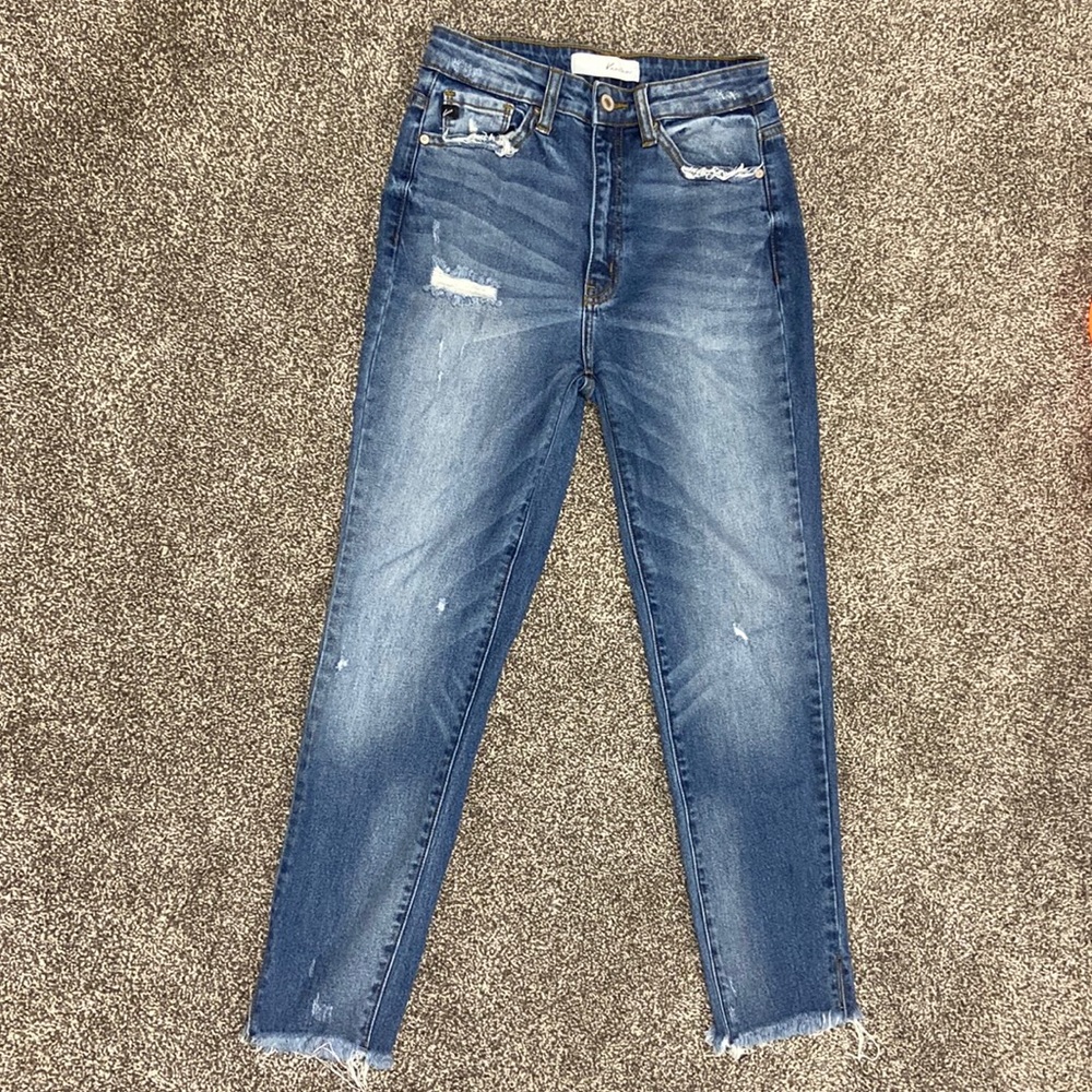 Kancan size 1/24 jeans. Cropped ankle with cute little slit detail on the bottom